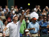 Americk tenista Sam Querrey bojuje v 1. kole Wimbledonu s Lukem Rosolem.