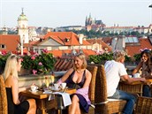 Výhled na Pražský hrad a Astronomickou věž Klementina z terasy U Prince na...