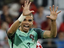 Portugalský obránce Pepe gestikuluje při utkání proti Chorvatsku.