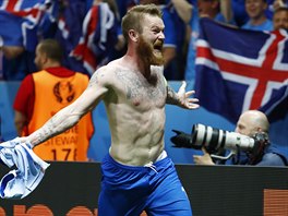 PŘEPIŠTE DĚJINY. Islandský kapitán Aron Gunnarsson oslavuje postup do...
