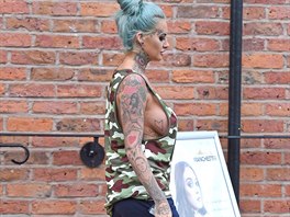 Britská celebritka Jemma Lucy se v obrázcích na ki pímo vyívá. Nápis i...