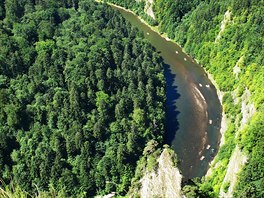 Pohled do kaňonu Dunajce v Pieninách z polské strany. Na řece je vidět skupina...