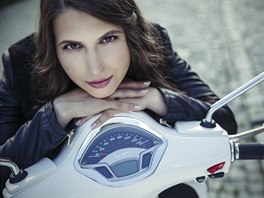 Romana Nepraová je skalní motorkáka. Na svém triumphu brázdí okresky a...