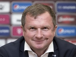 Trenr fotbalov reprezentace Pavel Vrba na tiskov konferenci.