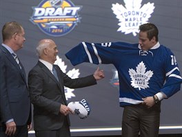 Jednika draftu NHL 2016 Auston Matthews oblk dres Toronta, pomh mu manaer...