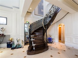 Třípodlažní dům v Mayfair má velkou vstupní halu s krásným točitým schodištěm....