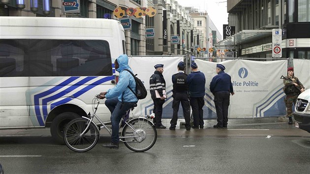 Centrum Bruselu ochromil policejn zsah proti mui, kter tvrdil, e m na sob sebevraedn ps (21. ervna 2016)