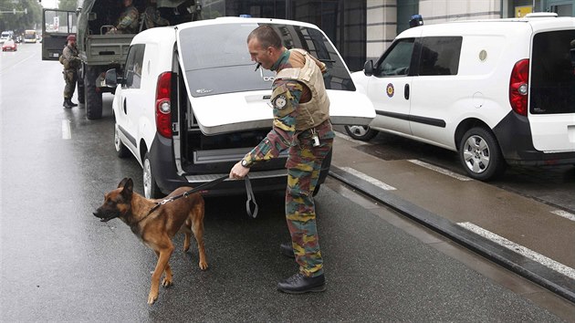 Centrum Bruselu ochromil policejn zsah proti mui, kter tvrdil, e m na sob sebevraedn ps (21. ervna 2016)