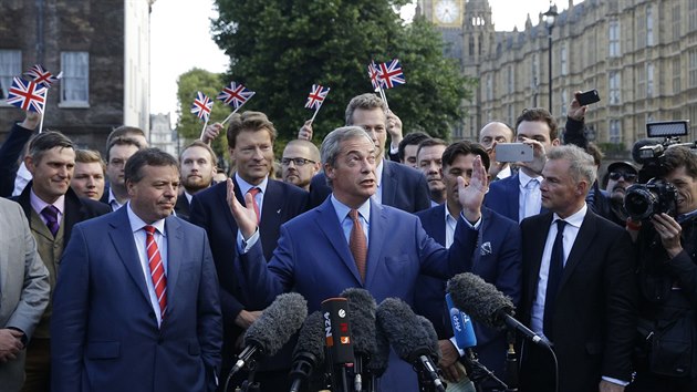 f UKIP Nigel Farage hovo v centru Londna s novini (25. ervna 2016)