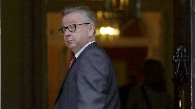 Britsk ministr spravedlnosti a jeden z vdc kampan za odchod z EU Michael Gove pichz do sdla premira Camerona v Downing Street 10 (27. ervna 2016)