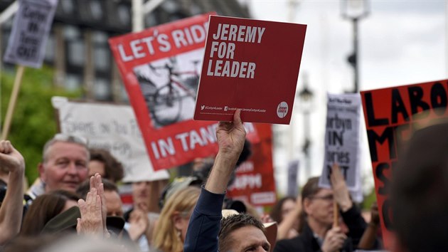 Demonstrace na podporu vdce britskch labourist Jeremy Corbyna v centru Londna (27. ervna 2016)