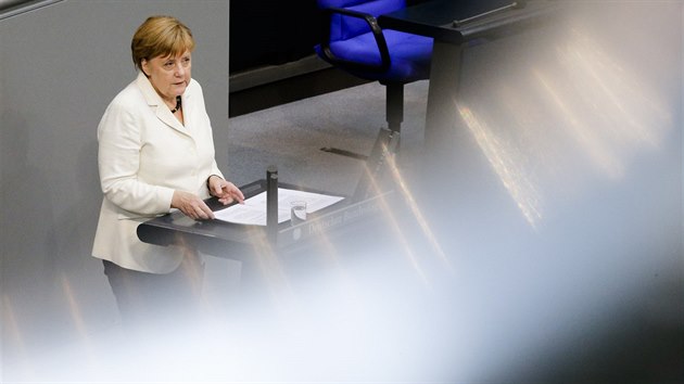 N�meck� kancl��ka Angela Merkelov� b�hem projevu o brexitu na p�d� n�meck�ho parlamentu (28. �ervna 2016)