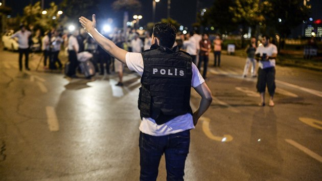 Teroristick tok na istanbulskm letiti si vydal nejmn 36 mrtvch a asi 150 zrannch (29. ervna 2016)