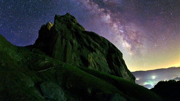 Mléčná dráha nad pevnosti Alamút na severozápadě Íránu
