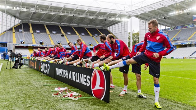 PROTAENÍ. etí fotbalisté na tréninku ped soubojem s Tureckem.