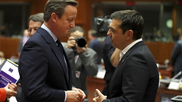 Britsk premir David Cameron hovo se svm eckm protjkem Alexisem Tsiprasem na summitu v Bruselu (28. ervna 2016)