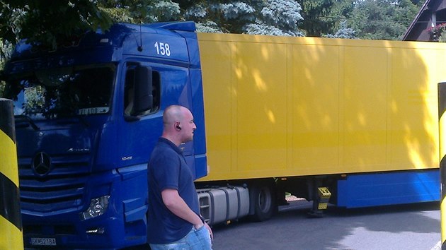 Zbloudilý kamion nemohl kvůli zábranám vjet na most v Šemnici, musel se pracně otáčet.