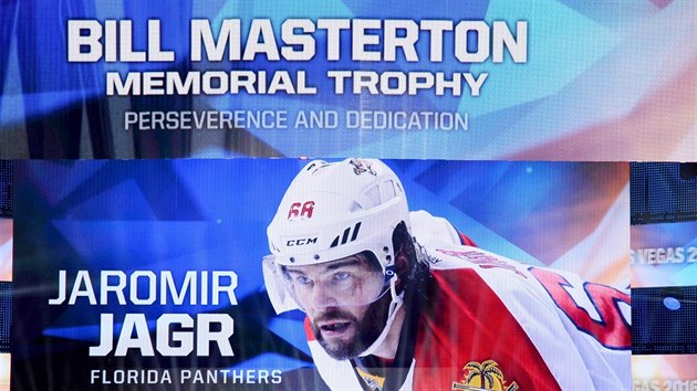 DAL TROFEJ. esk tonk Jaromr Jgr zskal Masterton Trophy za oddanost hokeji. Kvli nemocnmu ttovi vak zstal doma.