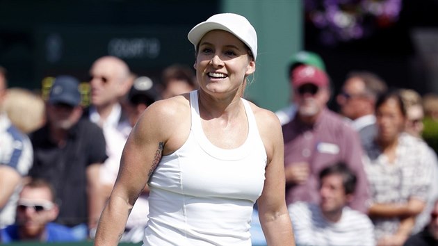 Americk tenistka Bethanie Mattekov-Sandsov se usmv pi zpase proti afov ve Wimbledonu.