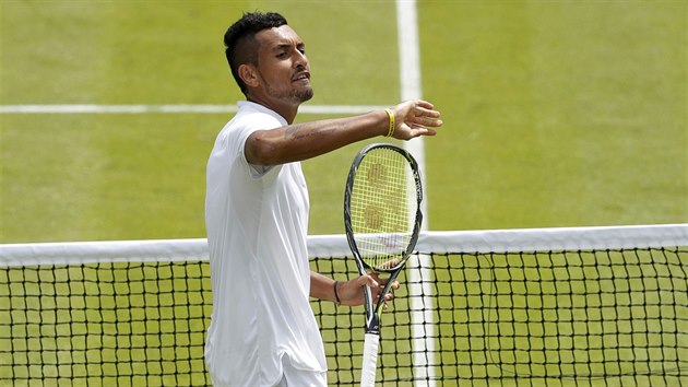 Australsk tenista Nick Kyrgios se roziluje v utkn se tpnkem ve Wimbledonu.