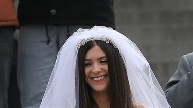 Producentka pořadu Top Gear Aurora Mulliganová během natáčení jednoho z dílů pořadu Top Gear vyzkoušela roli komparzistky a oblékla si svatební šaty (2016)