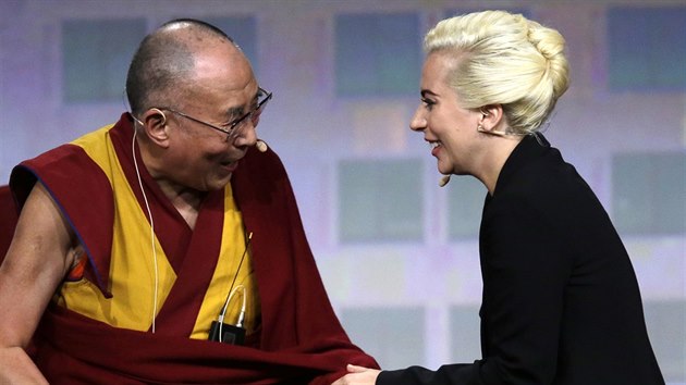 Zpvaka Lady Gaga se setkala s dalajlmou. Tm natvala nkter sv nsk fanouky (26.6.2016)