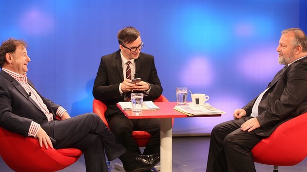 Michael antovsk (vlevo) a Hynek Kmonek (vpravo) spolu s modertorem Vladimrem Voklem ve videochatu iDNES.cz. (29.6.2016)