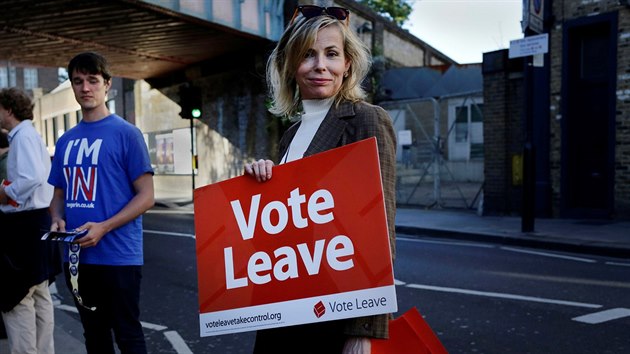 Zastánci a odprci brexitu u londýnské stanice metra Parsons Green (20. ervna...