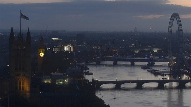 Zatímco nad Londýnem svítá, Británie sčítá poslední hlasy.