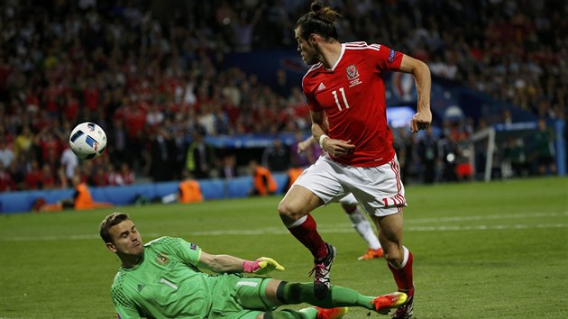 V této šanci se ještě velšský Gareth Bale neprosadil...