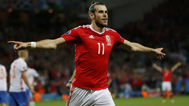TI VE TECH. Gareth Bale zvil proti Rusku na 3:0 a dal tak tet branku ve tech zpasech na Euru.
