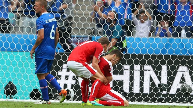 VSTVEJ! Zklaman Rakuan Aleksandar Dragovi po nepromnn penalt proti Islandu.