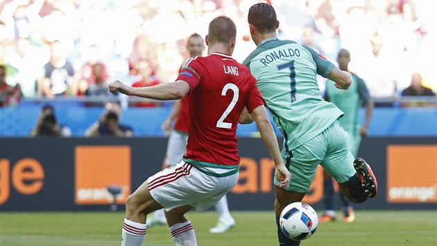 GLOV PATIKA. Cristiano Ronaldo peruil steleck pst pardn patikou proti Maarsku.