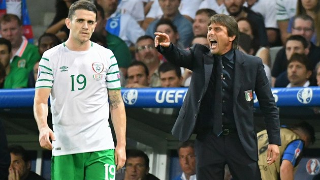 Irsk zlonk Robbie Brady vyml, kam pole z chystanho pmho kopu m, zatmco trenr Antonio Conte za nm drazn mluv ke svm hrm.