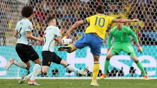 Švédský kapitán Zlatan Ibrahimovic střílí na bránu Belgie, v níž stojí Thibaut Courtois.