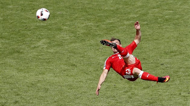 NŮŽKY. Xherdan Shaqiri srovnal osmifinálový zápas mezi Švýcarskem a Polskem parádní akrobatickou střelou.