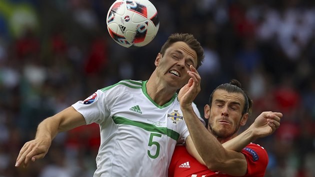 Gareth Bale z Walesu se pustil do hlavikovho souboje se stoperem Severnho Irska Jonnym Evansem.