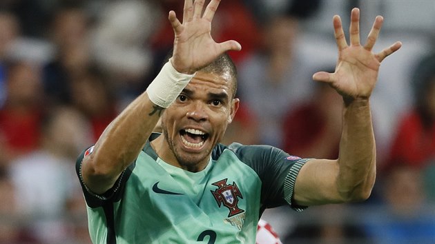 Portugalsk obrnce Pepe gestikuluje pi utkn proti Chorvatsku.