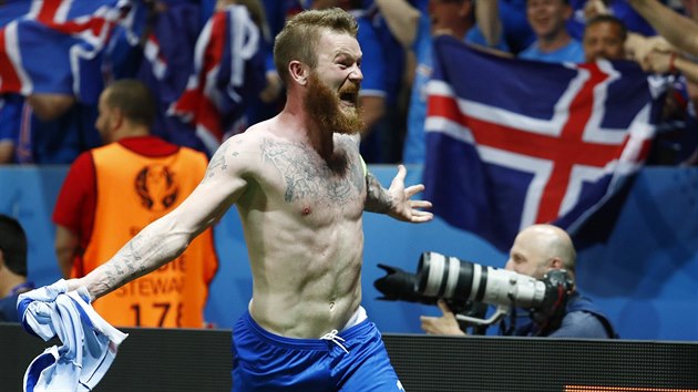 PEPITE DJINY. Islandsk kapitn Aron Gunnarsson oslavuje postup do tvrtfinle.