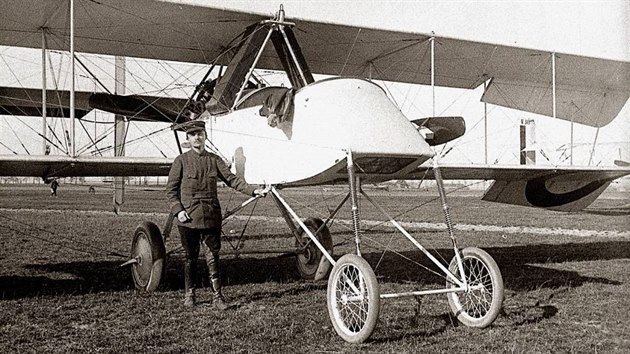 Francouzský letoun Voisin III se také používal k distribuci leteckých šipek. Zajímavostí těchto letounů byl vodou chlazený hvězdicový motor.