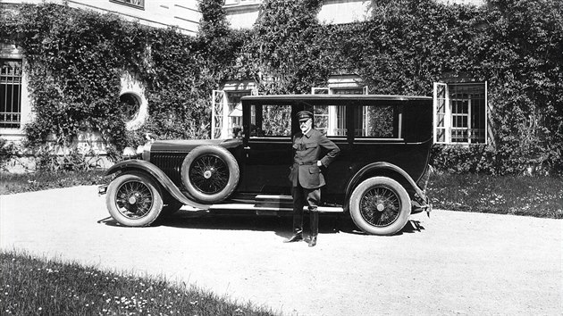 Tom� Garrigue Masaryk p�ed prezidentsk�m vozem �koda-Hispano-Suiza v L�nech