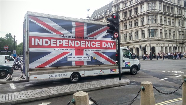 Pojzdn billboard kampan za brexit v ulicch Londna  (23. ervna 2016)