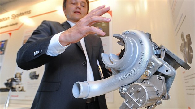 Viceprezident a generální ředitel společnosti Honeywell Jiří Tomíček ukazuje turbodmychadla určená především pro zemědělské stroje.