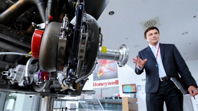 Viceprezident a generální ředitel společnosti Honeywell Jiří Tomíček ukazuje desetiválec turbodiesel Audi.