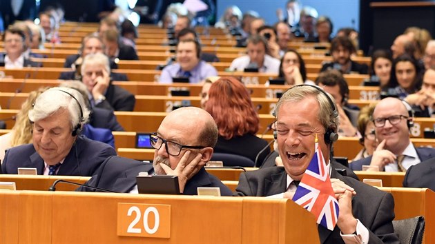 Nigel Farage si svj spch nleit uv (28. erven 2016)