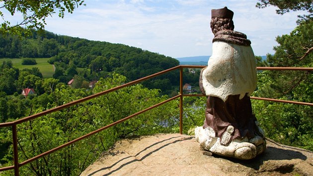 Na vyhlídce U Svatého Jana stojí pískovcová socha sv. Jana Nepomuckého.
