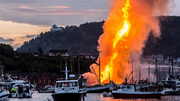 Vatra postaven z devnch palet pekonala rekord z roku 2010 (40,45 metr).