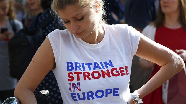 Smutek ve tváři příznivkyně setrvání Velké Británie v EU. (24. června 2016)
