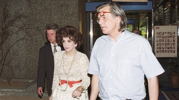 Prezident Mezinrodnho filmovho festivalu Karlovy Vary Ji Bartoka pivtal slavnou italskou hereku Ginu Lollobrigidu. (1995)
