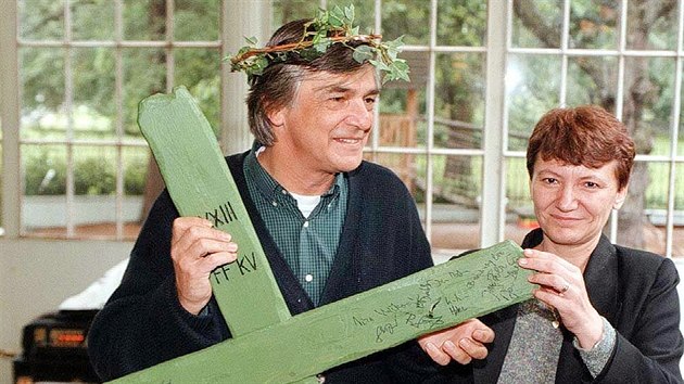 Prezident Mezinrodnho filmovho festivalu Karlovy Vary Ji Bartoka s filmovou kritikou MF DNES Mirkou Spilovou. (1998)
